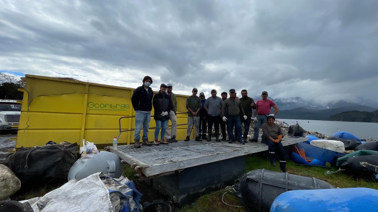 Mitilicultores de Cochamó ratifican su compromiso con una actividad responsable, retirando toneladas de desechos de sus playas