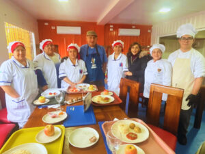 Lee más sobre el artículo Manipuladoras de alimentos del Liceo Comercial Miramar se capacitan para incorporar una segunda minuta de choritos 